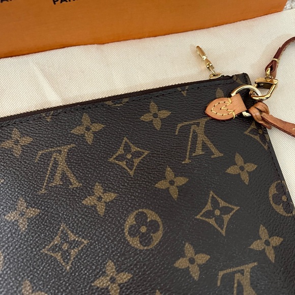 Louis Vuitton Monogram pre-owned Wristlet with Dust Bag and Louis Vuitton Bag. - Picture 7 of 12